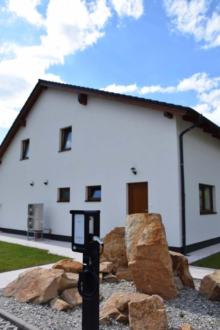 Holiday House Adam Prosecne Buitenkant foto